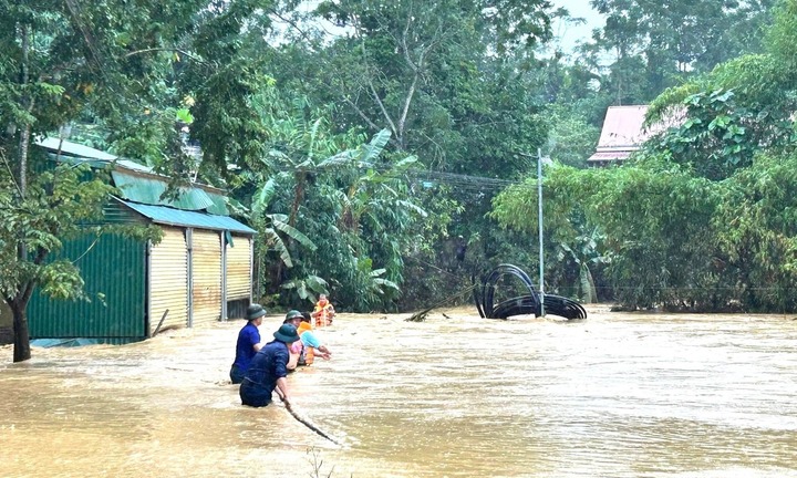 Tin tức thời sự hôm nay (8/10): Giải cứu hai ông cháu giữa nước lũ ở Tuyên Quang