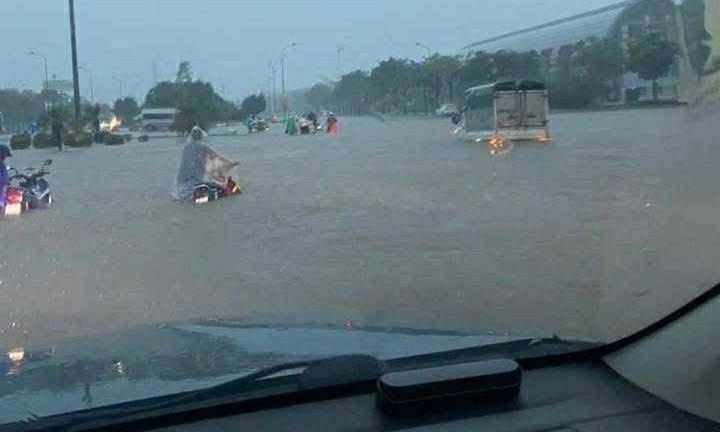 Hà Nội mưa trắng trời, loạt trường học cho học sinh nghỉ học, học online