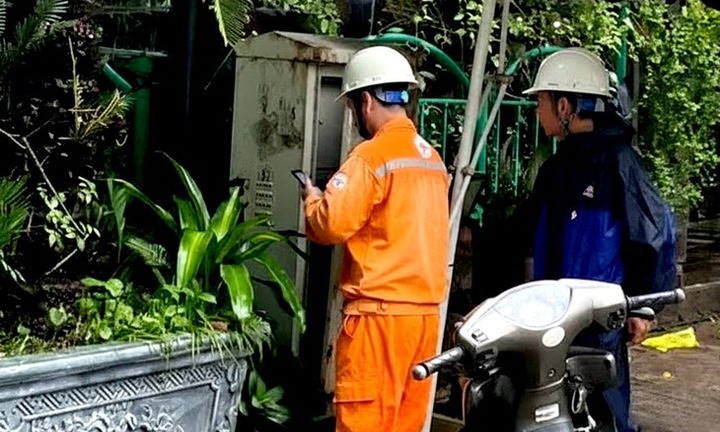 Hà Nội xử lý sự cố rò điện khiến nhiều người tê chân tay khi qua đoạn ngập sâu