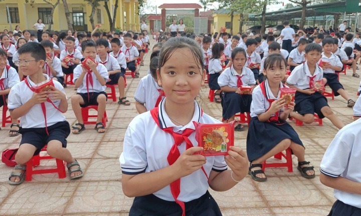 Học sinh Hà Tĩnh trở lại trường sau bão lũ, nhận quà 