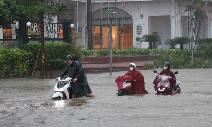 Hà Nội: Mưa lớn, nhiều tuyến phố ngập sâu 