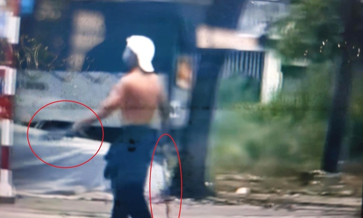 Khống chế đối tượng cầm hung khí, dọa tấn công người đi đường, chạy vào khu đông dân cư ở TP.HCM