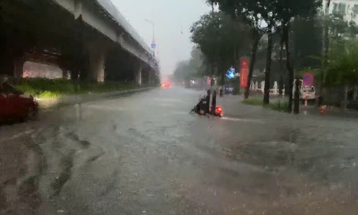 Nóng: 69 điểm ngập úng ở Hà Nội sáng 7/10