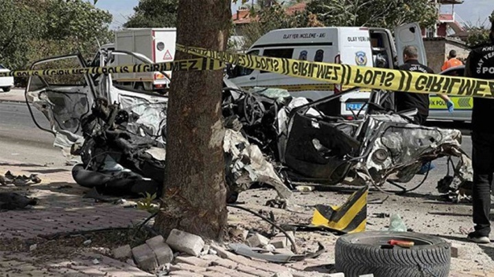 Clip: Ô tô đang dừng đèn đỏ bị xe phía sau lao tới tông gãy đôi, tài xế tử vong thương tâm