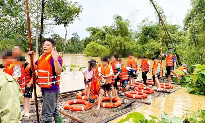 Tin tức giáo dục 24h: Ứng cứu đưa 270 học sinh ra khỏi trường nội trú đang ngập sâu ở Thái Nguyên