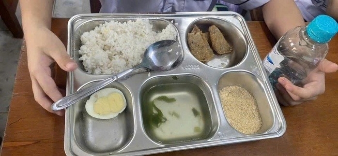 Vụ bữa ăn bán trú 25.000 đồng chỉ có trứng, 3 lát chả, muối lạc ở Quảng Trị: Hiệu trưởng nói gì?