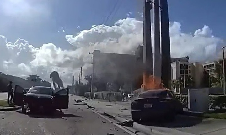 Clip: Xe Tesla lao vào cột điện bốc cháy dữ dội, nữ tài xế tử vong