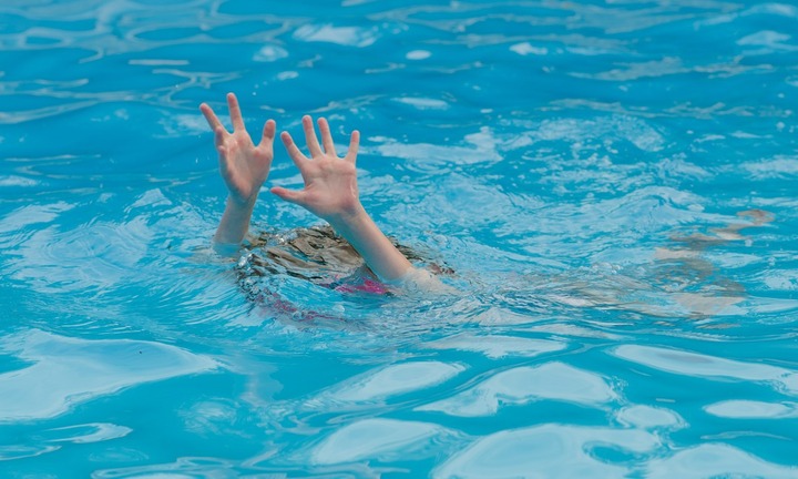 Giáo viên bỏ ra ngoài giữa tiết học bơi, bé gái 4 tuổi bị đuối nước, tử vong sau 7 ngày được chăm sóc đặc biệt