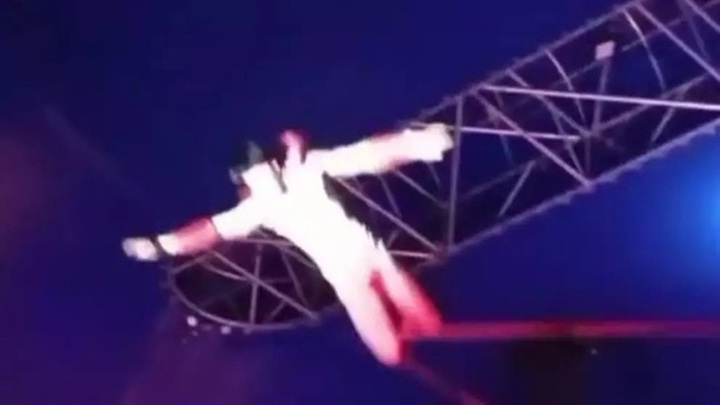 Camera ghi cảnh nghệ sĩ xiếc rơi từ độ cao 9m xuống đất khi đang biểu diễn, khán giả hoảng loạn la hét