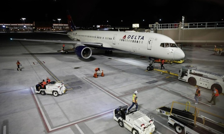 Gây rối trên máy bay, hành khách say rượu đối diện tội tấn công tình dục