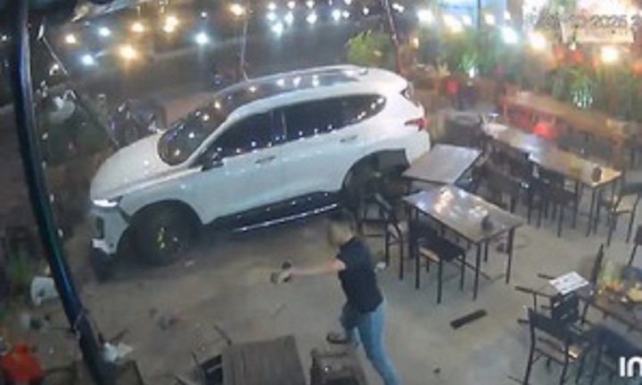 Camera ghi cảnh ô tô lao vào quán nhậu, mẹ của chủ quán tử vong: Hé lộ nguyên nhân ban đầu
