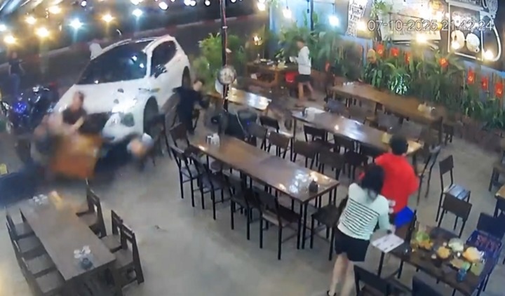 Vụ ô tô 7 chỗ lao vào quán nhậu ở Gia Lai, mẹ chủ quán tử vong: Nhân chứng tiết lộ gì?