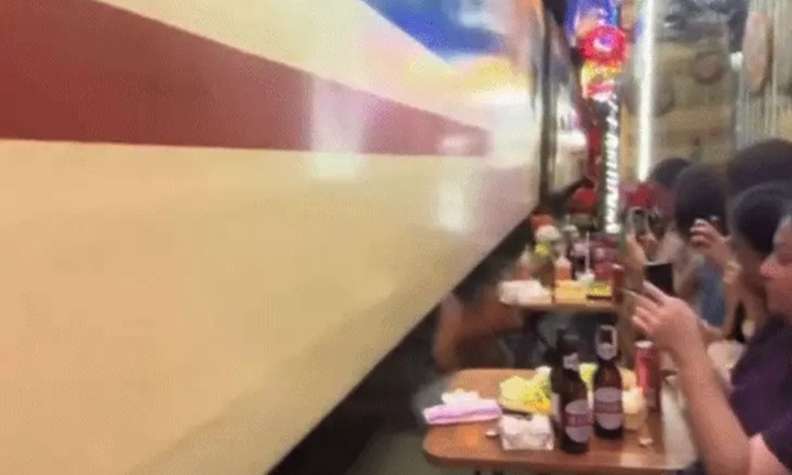 Xác minh clip  tàu hỏa húc văng bàn ghế ở phố cà phê đường tàu Hà Nội