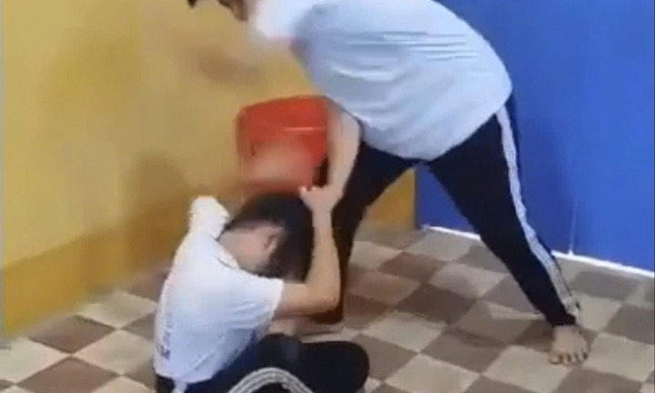 Xuất hiện clip 2 nam sinh đánh 1 nữ sinh dã man trong lớp học ở An Giang: Chủ tịch xã nói gì?