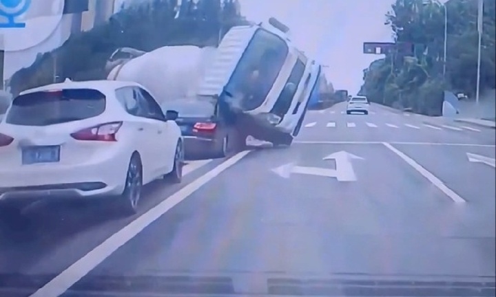 Clip: Xe bồn lập nghiêng, đè nát Audi A6 đang dừng đèn đỏ