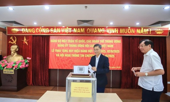 Hội Luật gia Việt Nam ủng hộ đồng bào vùng bão lũ, trao tặng huy hiệu Đảng cho đảng viên ưu tú