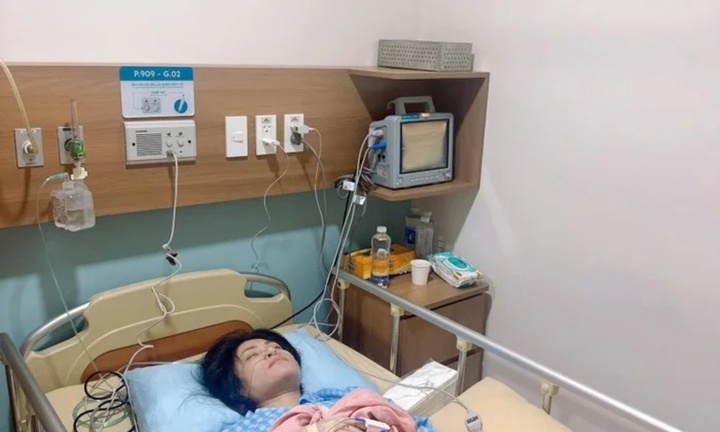 Nữ ca sĩ xinh đẹp nhập viện cấp cứu lần 3, tiết lộ tình trạng sức khỏe đáng lo ngại