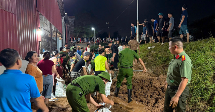 Căng mình giữa lũ dữ: Công an Hà Nội trắng đêm cứu trợ người dân, giữ đê an toàn