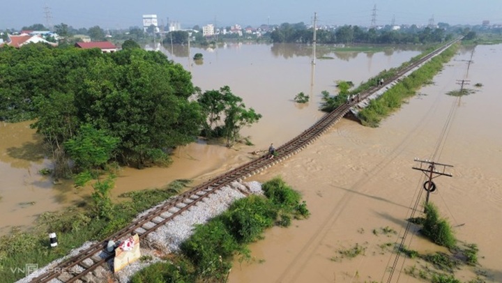 Clip: Nước lũ cuốn trôi nền đường sắt Hà Nội- Thái Nguyên