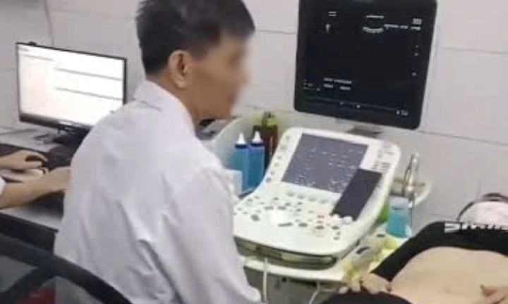 Vụ bác sĩ bị tố vừa xem bóng đá vừa siêu âm ở Thanh Hóa: Bệnh viện báo cáo gì?