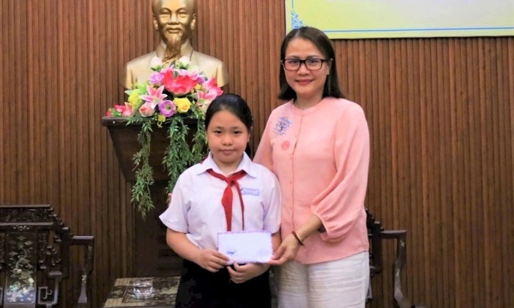 Cảm động: Nữ sinh lớp 7 đập heo đất ủng hộ hơn 38 triệu đồng giúp đồng bào vùng bão lũ