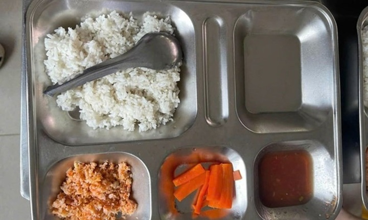 Tin tức giáo dục 24h: Phụ huynh phản ánh suất ăn bán trú 