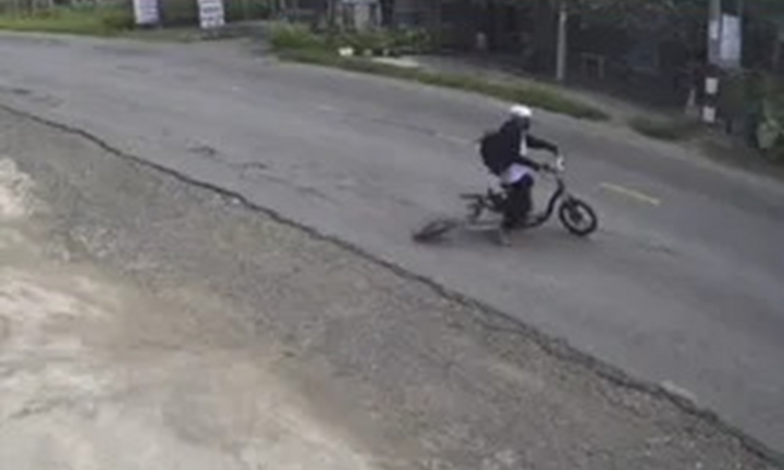 Camera ghi lại khoảnh khắc xe đạp điện độ chế rớt bánh, nam sinh ngã sõng soài trên đường