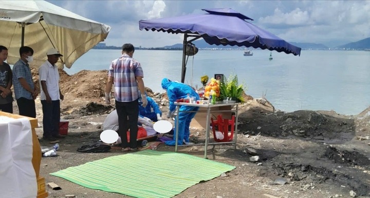 Khoảnh khắc xe tải trượt xuống biển, tài xế tử vong thương tâm ở Cảng Tiên Sa