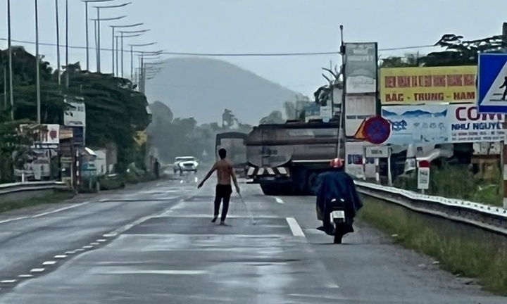 Khống chế thanh niên có biểu hiện 