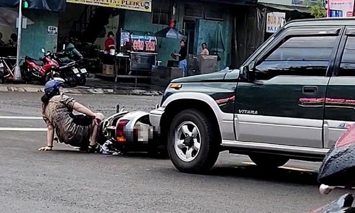 Vụ clip ô tô 5 chỗ tông xe máy chở trẻ nhỏ ở Gia Lai: Tài xế tiết lộ bất ngờ