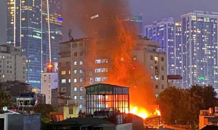 Bắt khẩn cấp Hoàng Công Sơn 2 lần đốt rác trên tầng thượng gây cháy lan tại phố Đê La Thành