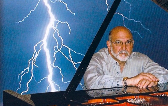 Bị sét đánh suýt tử vong, bác sĩ phẫu thuật bất ngờ thành thiên tài piano