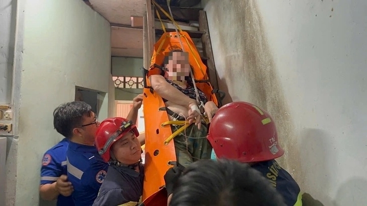 Cảnh sát chữa cháy giải cứu người phụ nữ nặng hơn 100kg sốt cao, mắc kẹt trên tầng 2 căn nhà ở TPHCM