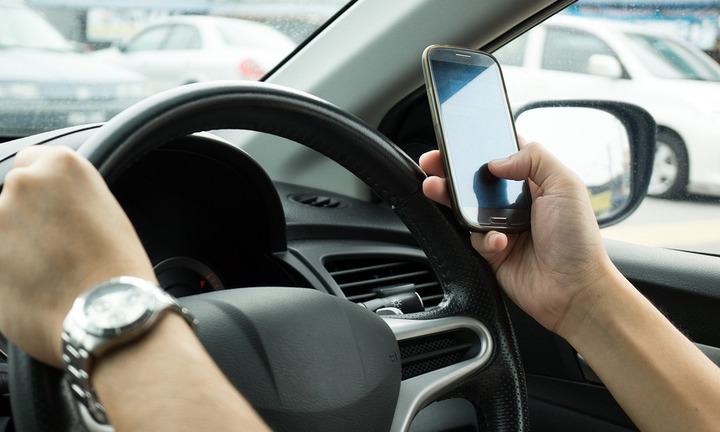 Dừng xe máy để nghe điện thoại, có bị phạt?