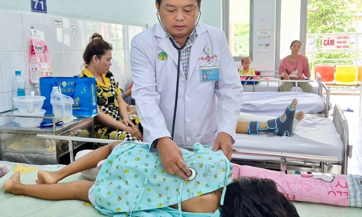 Tin tức đời sống 13/10: Cú ngã trượt patin tưởng nhỏ, hai năm sau phát hiện... gãy cột sống cổ