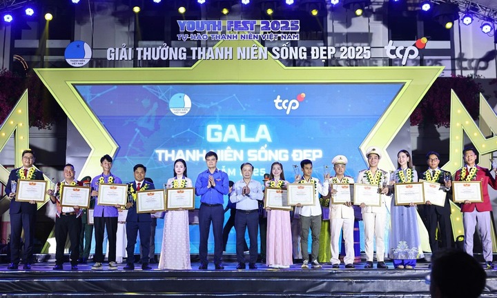 Trưởng bản Mùa A Thi cứu 90 người thoát lũ dữ và Hòa Minzy được tôn vinh 