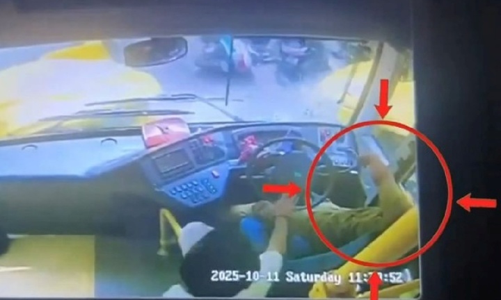 Clip: Tài xế lên cơn động kinh, xe buýt mất kiểm soát gây tai nạn liên hoàn