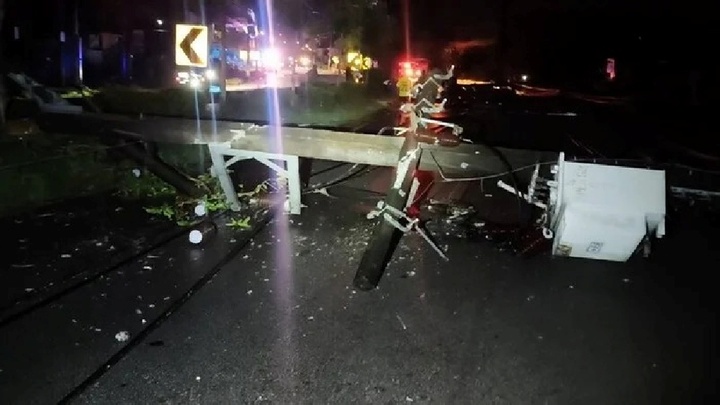 Nữ tài xế tông đổ 9 cột điện, nửa thành phố 