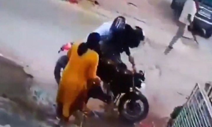 Đang đứng trước cửa nhà, người phụ nữ bị 2 đối tượng lạ mặt giật dây chuyền vàng