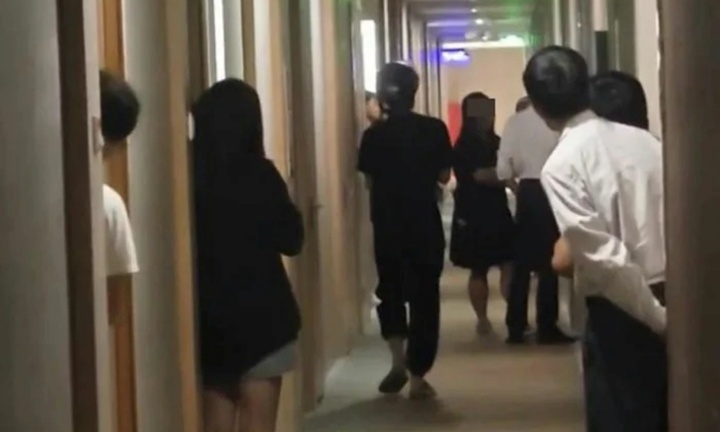 Đi công tác cùng vợ, người đàn ông bí mật sắp xếp cho 