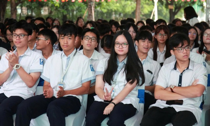 Tin tức giáo dục 24h: Danh sách 34 thủ khoa thi học sinh giỏi của Hà Nội