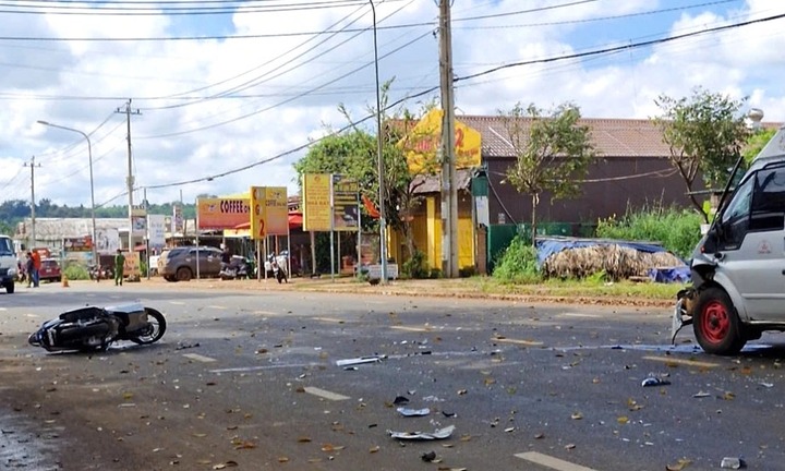 Tin tức tai nạn giao thông mới nhất ngày 15/10: Ô tô va chạm xe máy, hai người thương vong