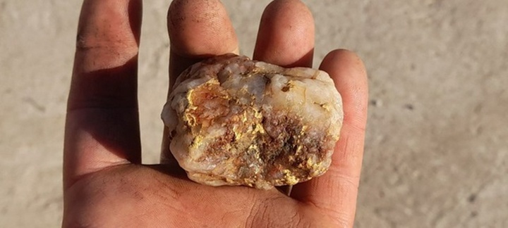 Clip: Đang dò kim loại giữa cánh đồng, người đàn ông đào được cục vàng 237 triệu đồng