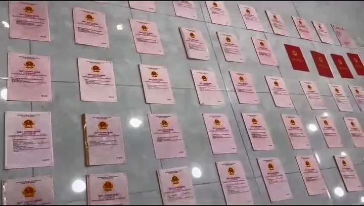 Công an khám xét, thu giữ két sắt chứa 80 sổ đỏ và nhiều tài sản giá trị tại nhà 