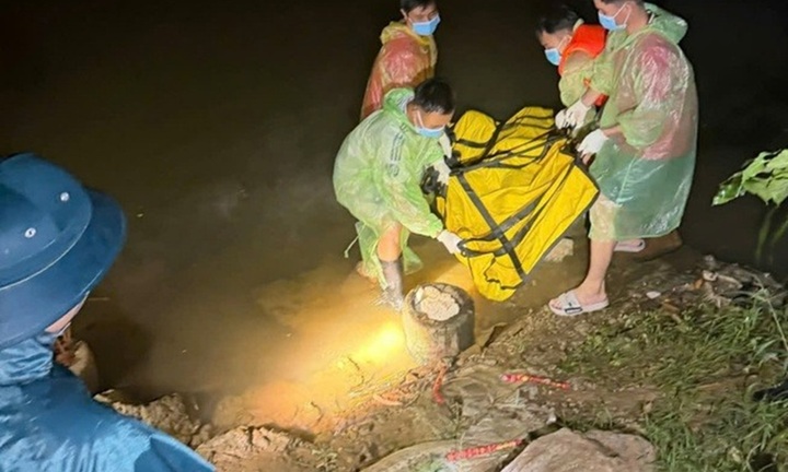 Phát hiện thi thể nam giới nổi trên sông ở Huế: Nạn nhân mặc áo có chữ TeamViewer, khó nhận dạng