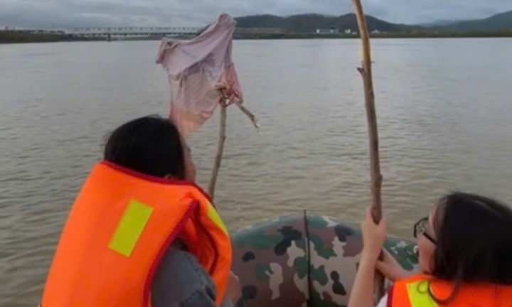 Vụ nghi bố ôm 2 con lao xuống sông: Đau đớn cảnh người mẹ đi khắp sông Lam gọi tên các con
