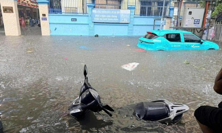 Đường phố Bắc Nha Trang ngập sâu sau mưa lớn, trường học thông báo khẩn