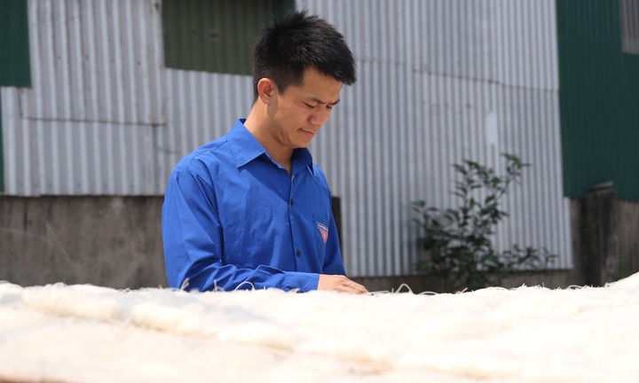 Gác bằng đại học, cử nhân luật về quê