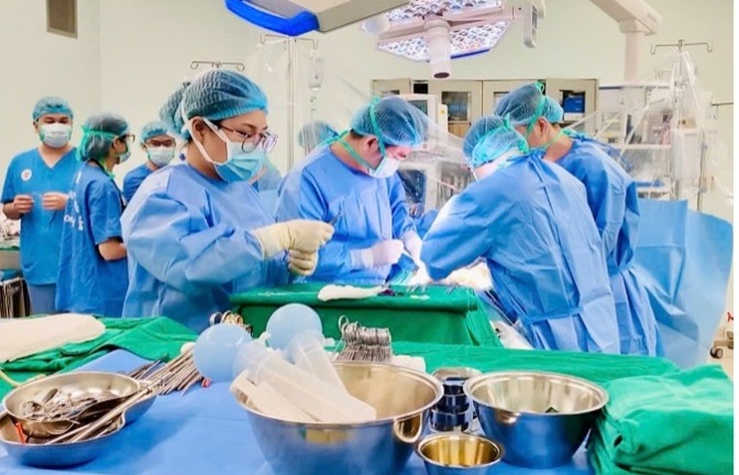 Mẹ khác nhóm máu hiến gan cứu sống con gái 17 tuổi