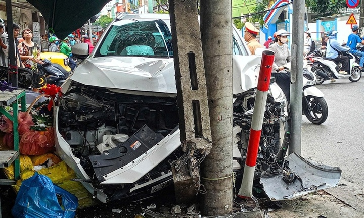 Hiện trường vụ nữ tài xế ô tô tông xe máy văng lên sạp trái cây ở Đà Nẵng